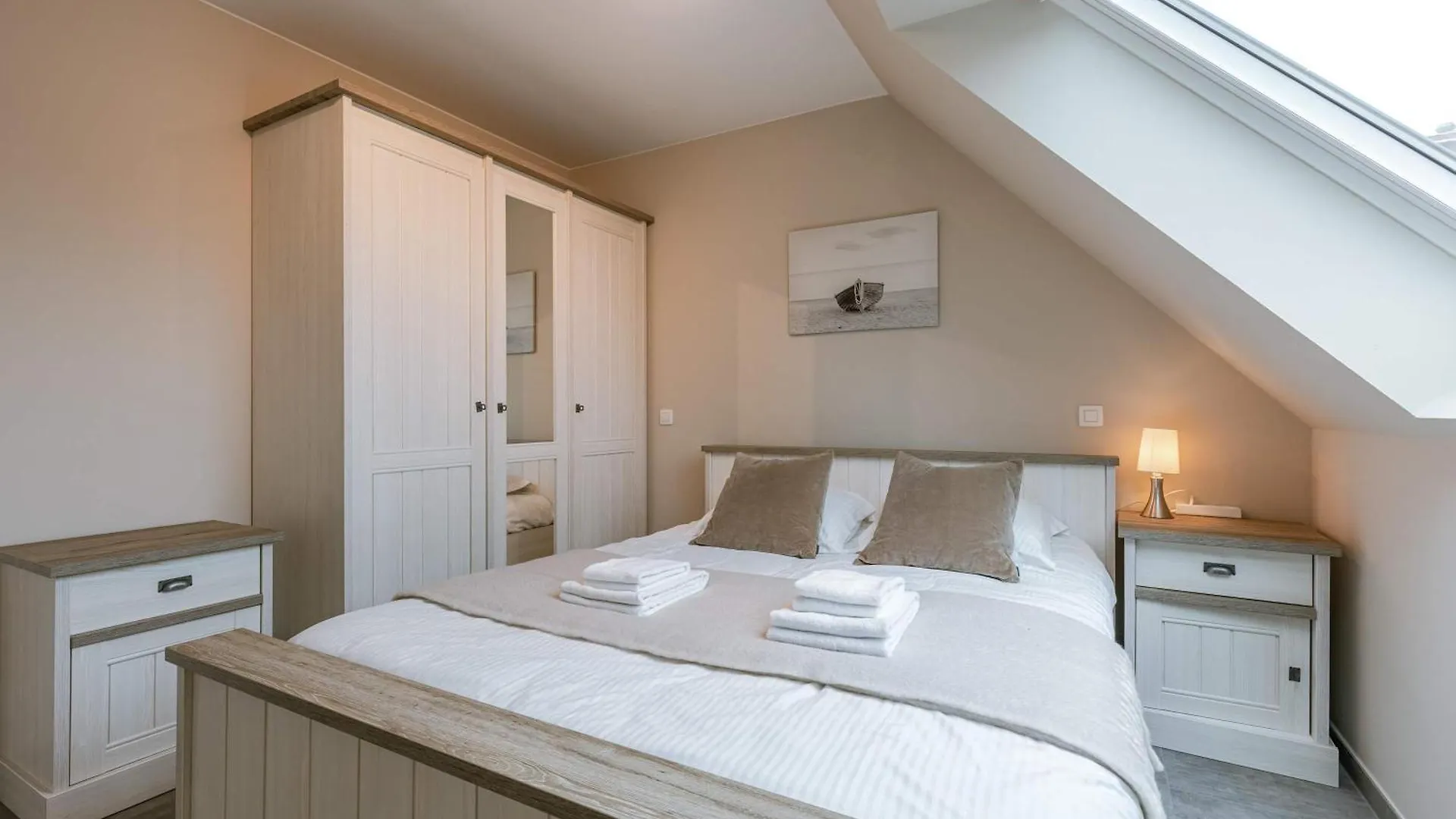 Huswell - Spacious 3-Bedroom Apartment In Oostende Belgium