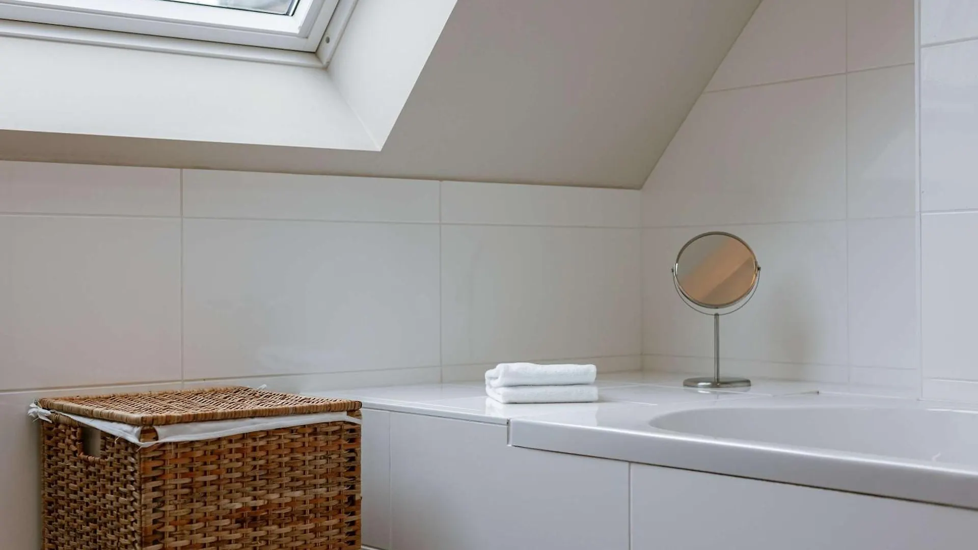 Huswell - Spacious 3-Bedroom Apartment In Oostende