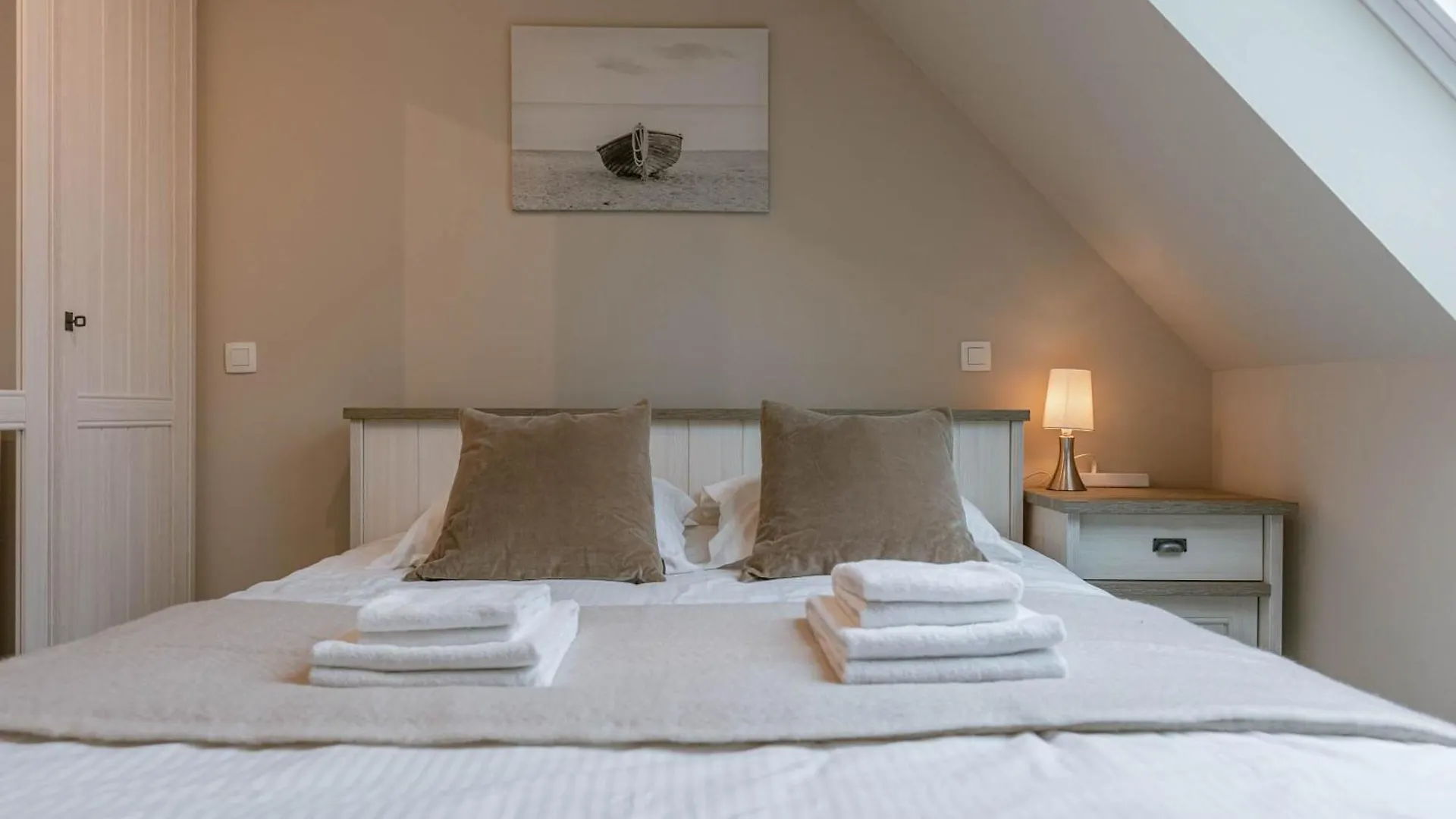 Huswell - Spacious 3-Bedroom Apartment In Oostende  Ostend