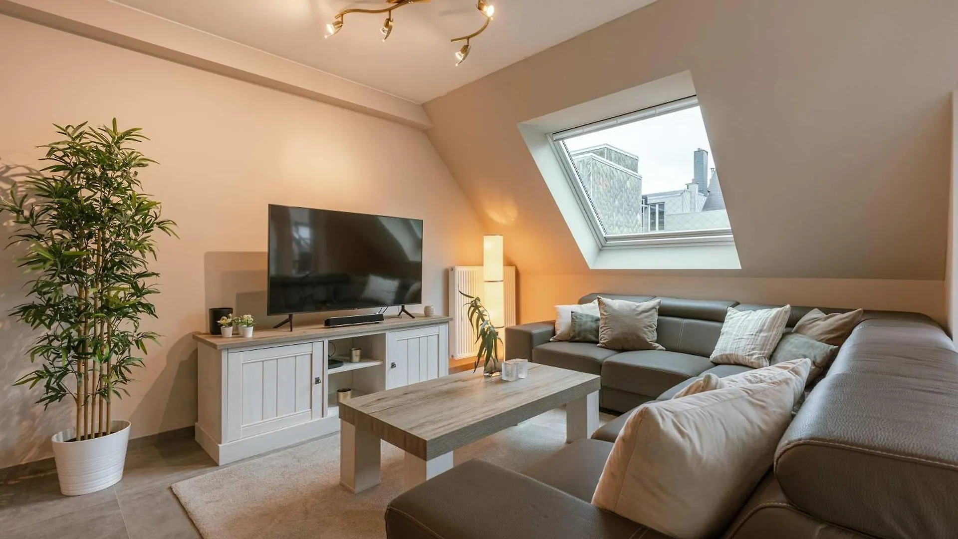 Huswell - Spacious 3-Bedroom Apartment In Oostende Belgium