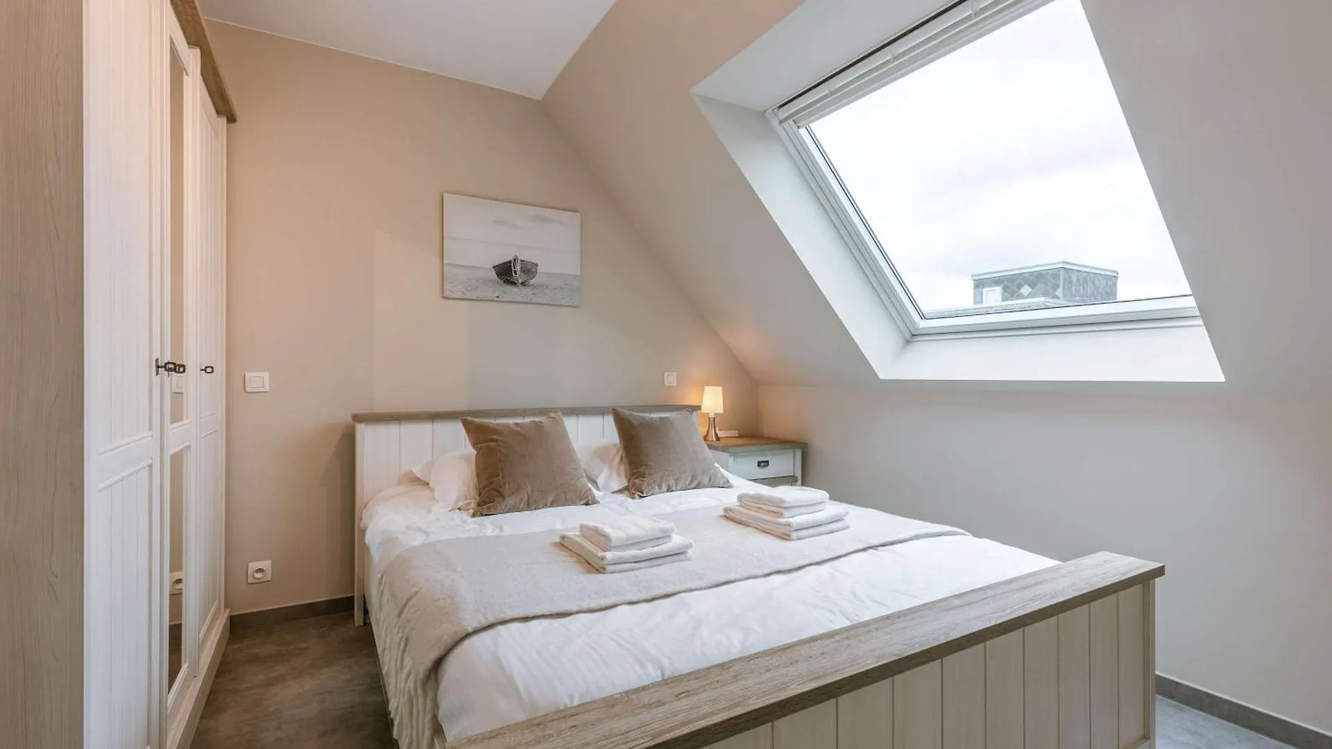 Huswell - Spacious 3-Bedroom Apartment In Oostende  Ostend