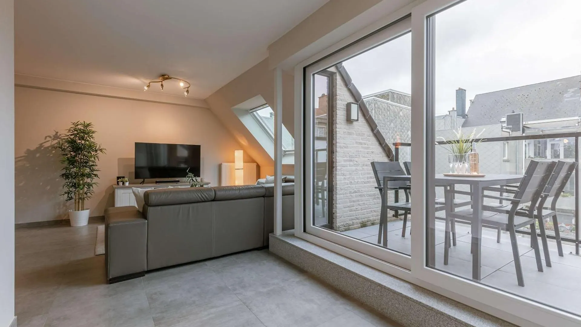 Huswell - Spacious 3-Bedroom Apartment In Oostende