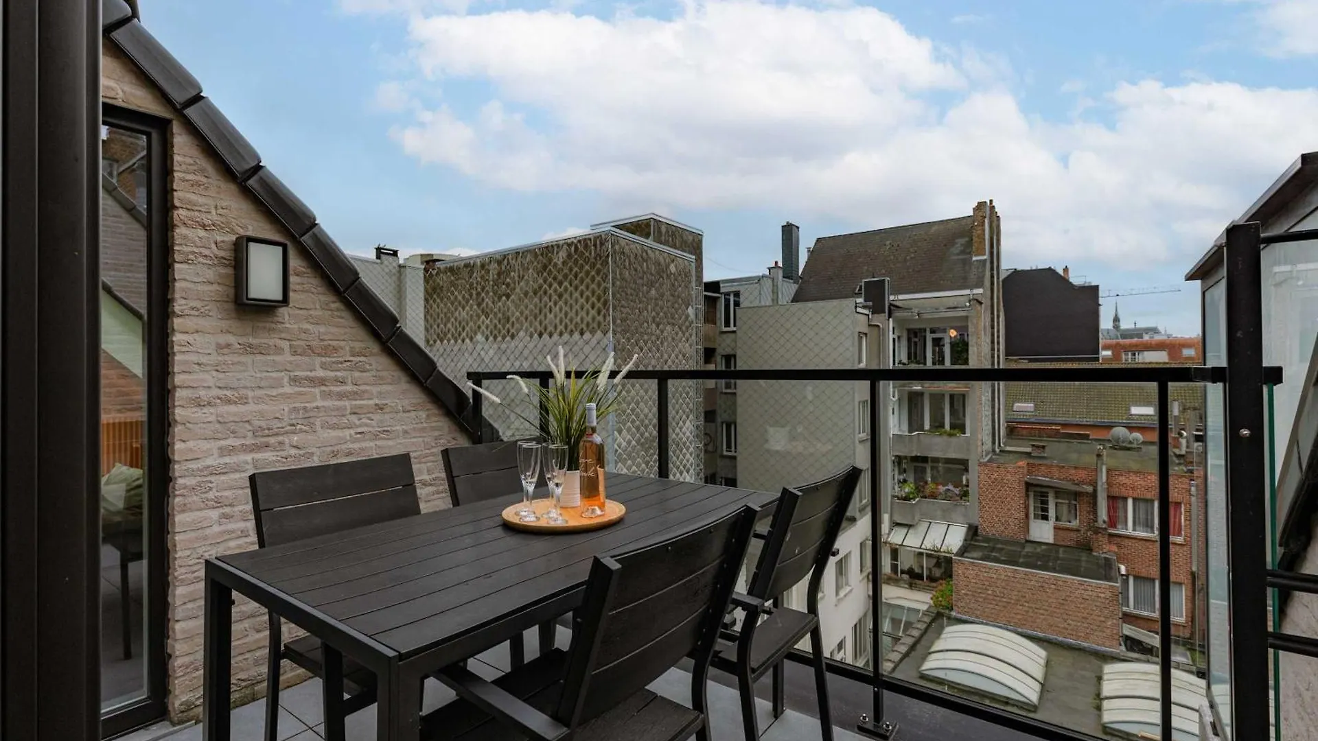 Huswell - Spacious 3-Bedroom Apartment In Oostende location